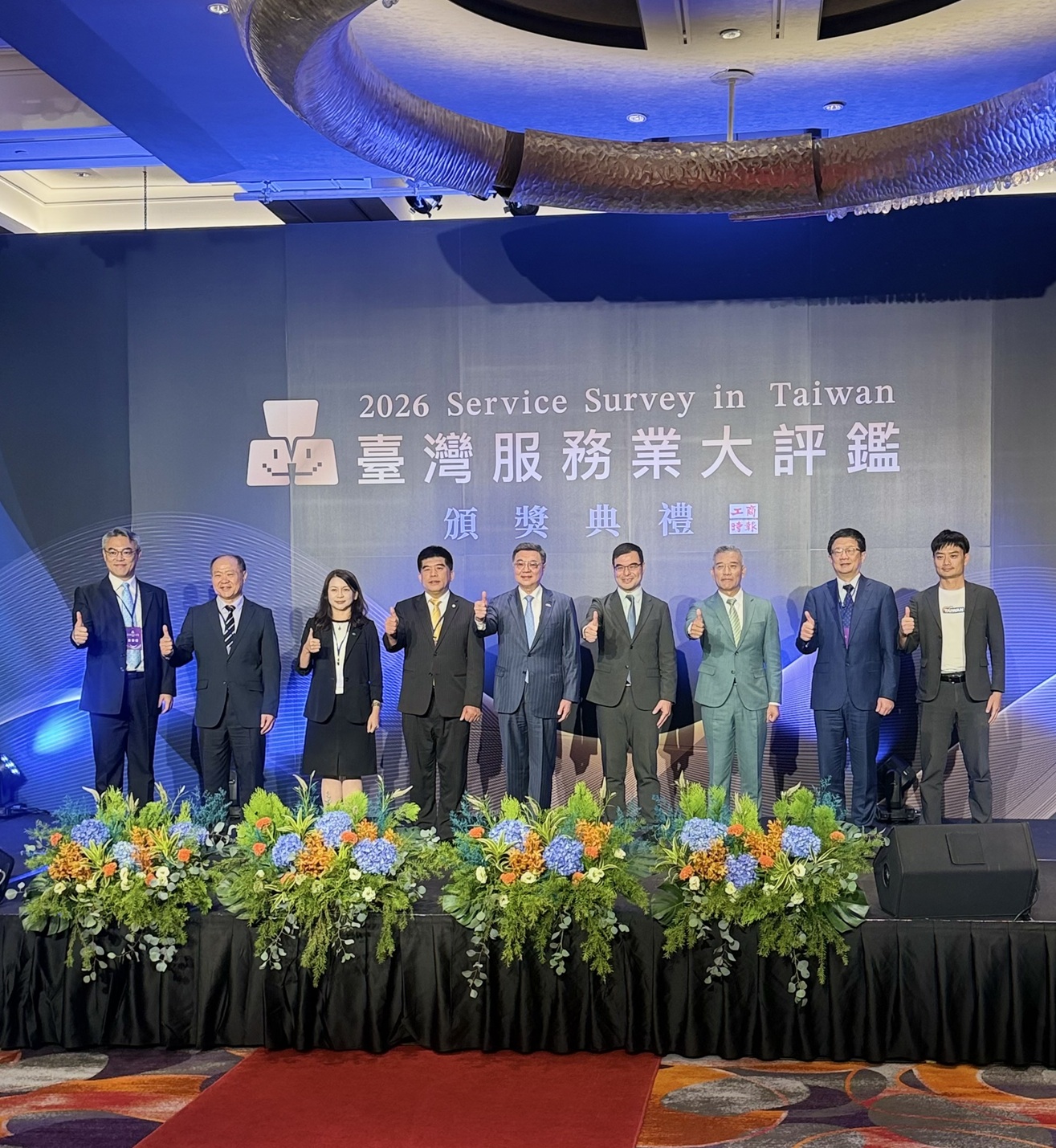 中華三菱二度榮獲臺灣服務業大評鑑金牌,中華廖景雲副總(右二) 與行政院長卓榮泰合照
